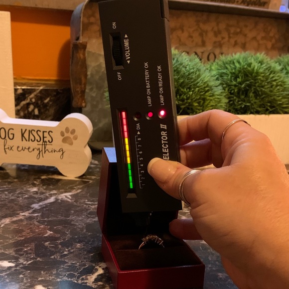 Stunning 2 TCW 3 stone brilliant white Moissanite - Picture 7 of 9